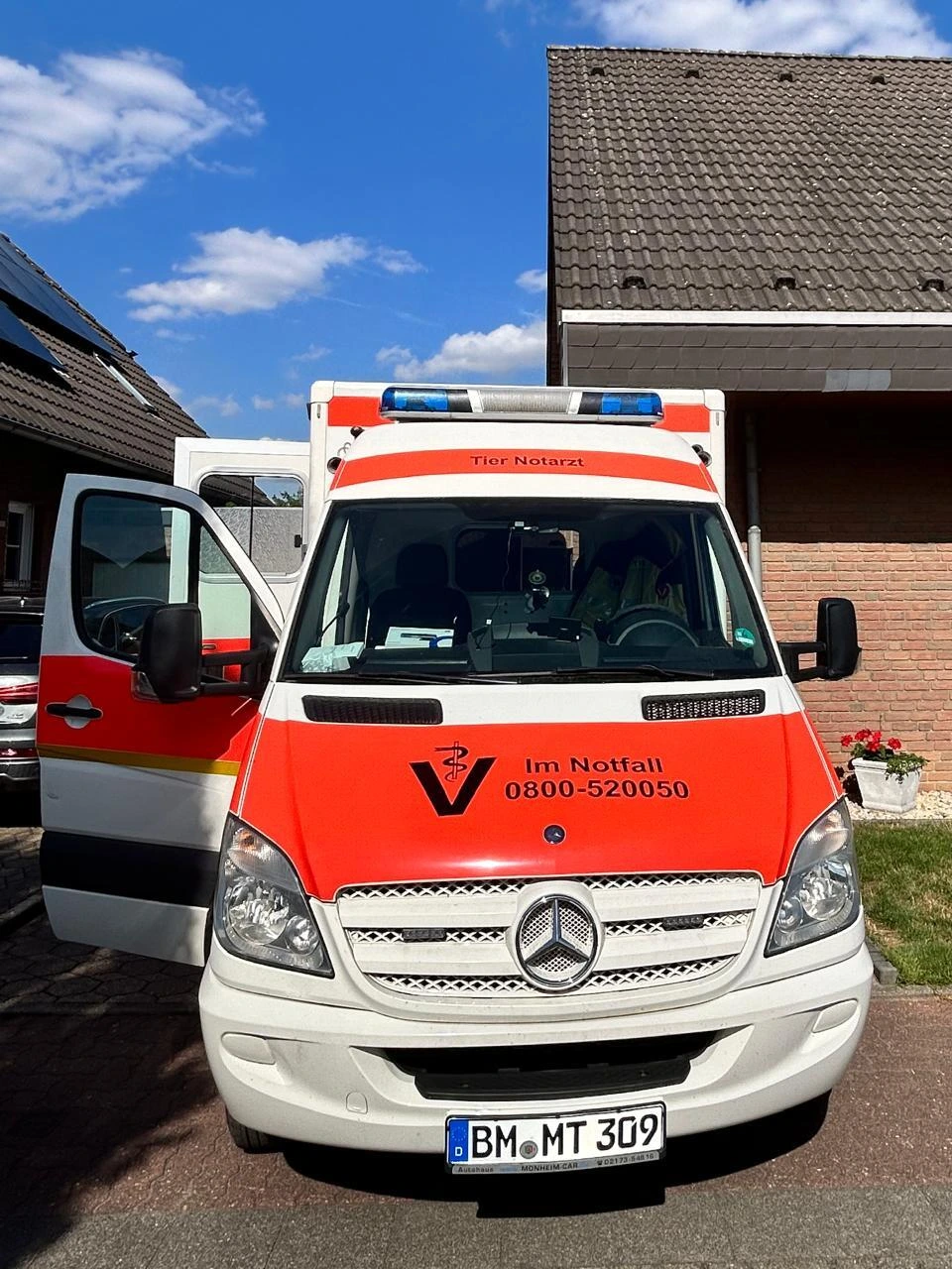 Tierärztlicher Rettungswagen Vorderansicht